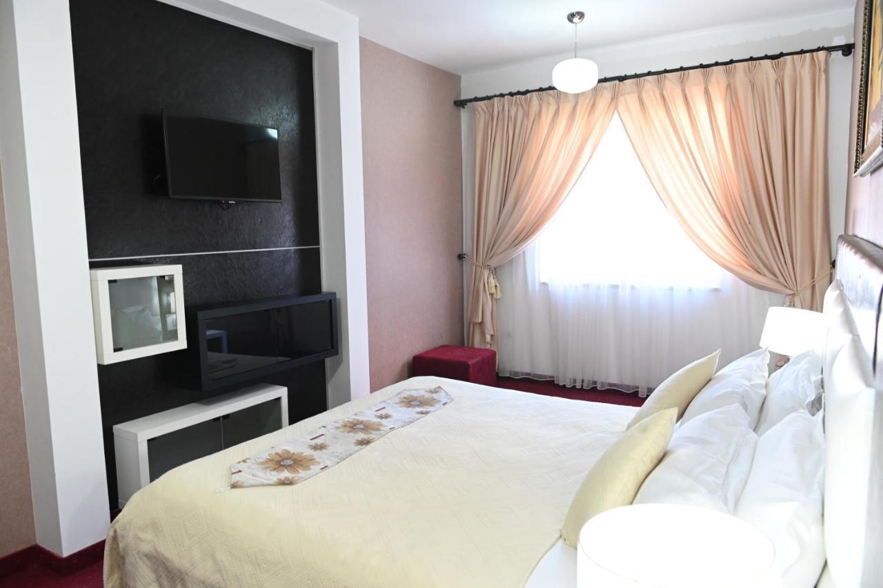 Hotel Liss Lezhë Zewnętrze zdjęcie