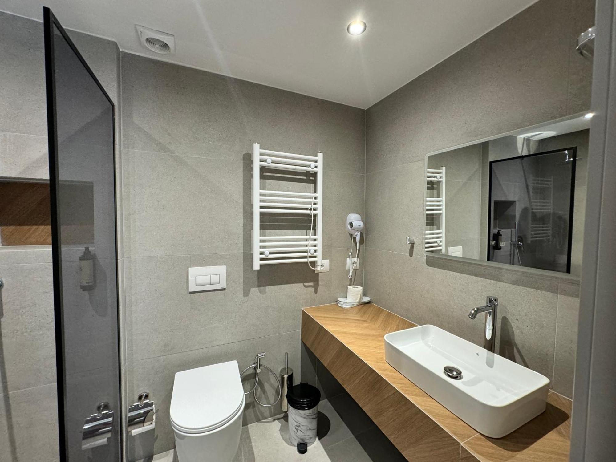 Hotel Liss Lezhë Zewnętrze zdjęcie