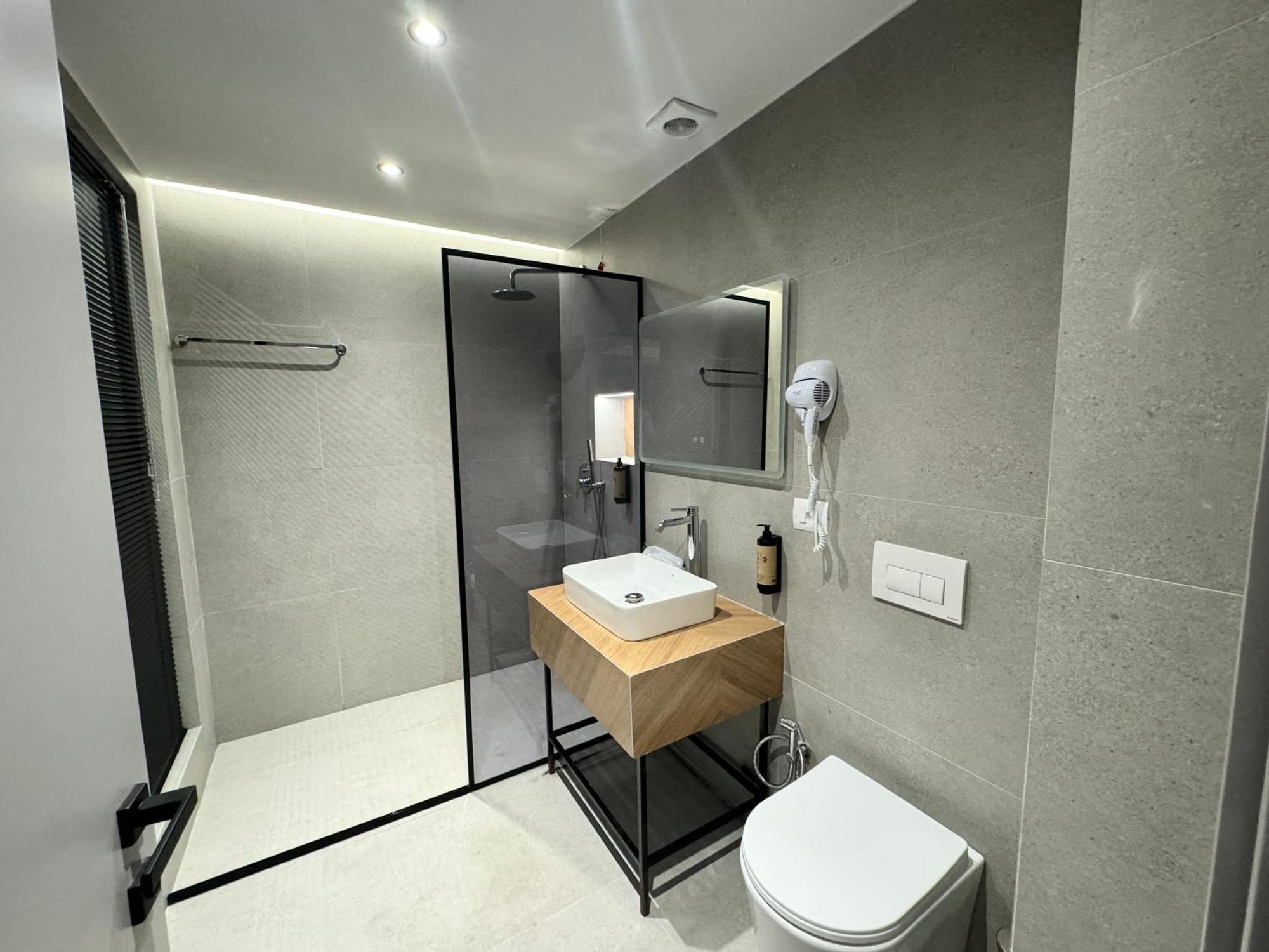 Hotel Liss Lezhë Zewnętrze zdjęcie